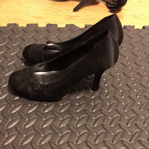 Cute black shiny satin rounded toe heels - Picture 3 of 4